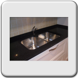 Top cucina in Silestone Nero Stellar - fori lucidi per vaschette acciaio inox sottopiano